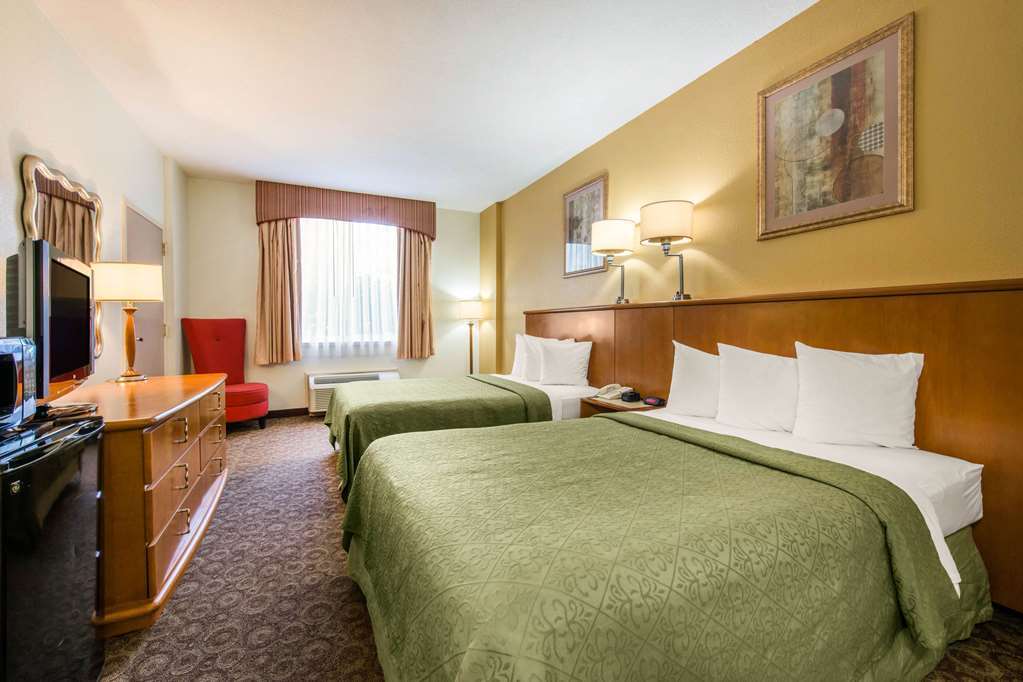 Quality Inn & Suites Near The Theme Parks Orlando Room photo